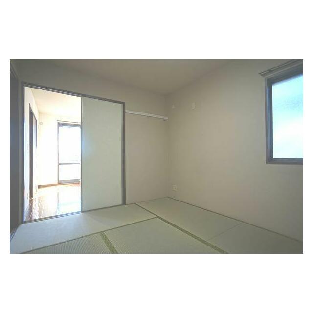北側にある和室です！南壁にはちょっとした物掛けに便利な化粧幕板が付いていますので、コートや帽子など…