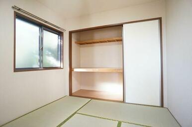 壁一面がまるまる収納スペースになっております！中段が付いているので上下に分けて物を収納することが出…