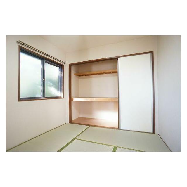 壁一面がまるまる収納スペースになっております！中段が付いているので上下に分けて物を収納することが出…