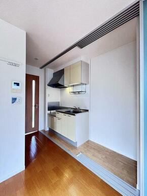 キッチンスペースです。扉を閉めると生活感が出なくなるお部屋です。