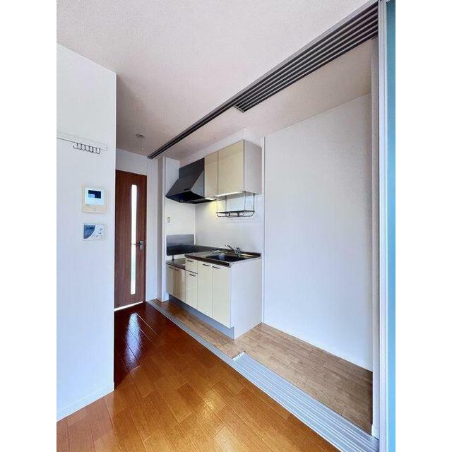 キッチンスペースです。扉を閉めると生活感が出なくなるお部屋です。
