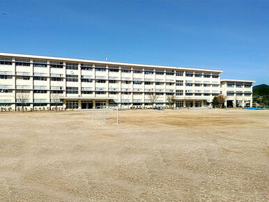 豊川市立西部中学校◆弘法山の麓、音羽川が近くを流れる自然豊かな中学校です。生徒数は６００名強