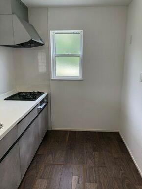 同社施工例　明るい窓付きのキッチン。床下収納庫が付いています。