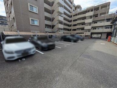 立体駐車場と平面駐車場がございます。