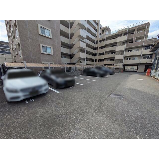 立体駐車場と平面駐車場がございます。