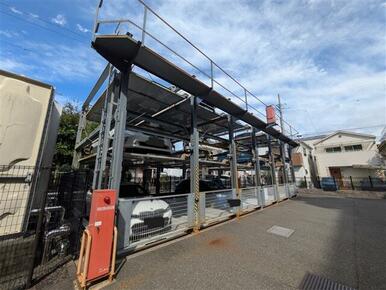 立体駐車場と平面駐車場がございます。