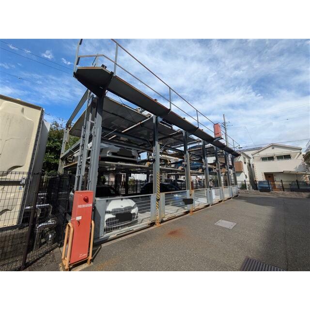 立体駐車場と平面駐車場がございます。