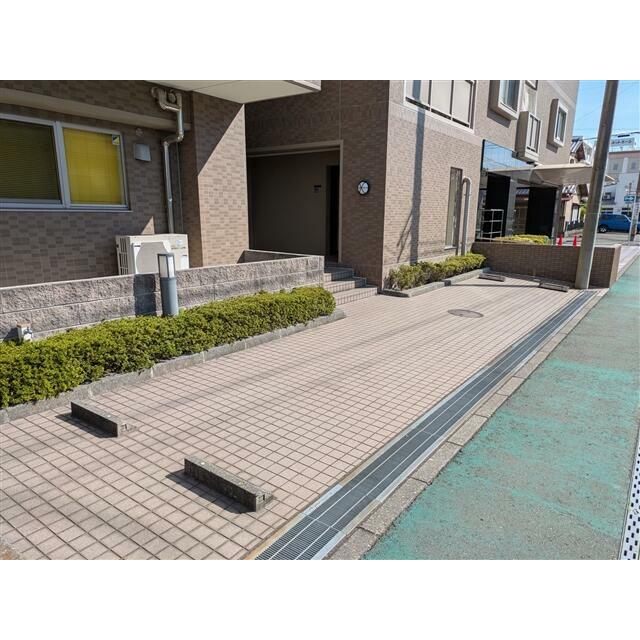 敷地内にある、ご来客用の駐車場です。