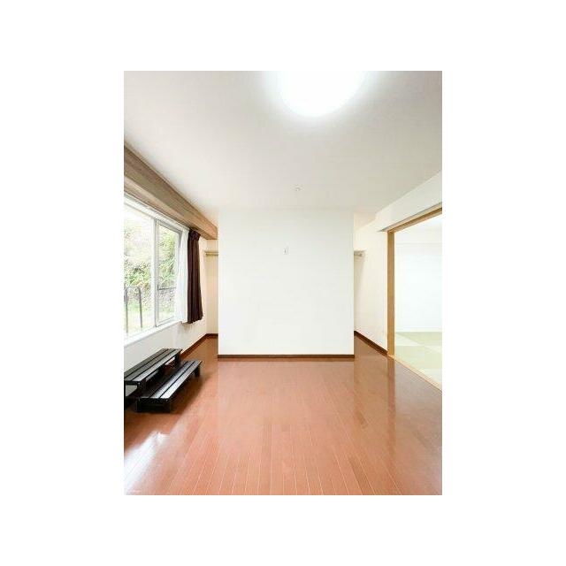落ち着いた色調の洋室です