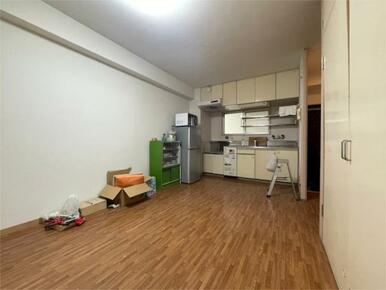 大きな収納棚のあるリビングです！