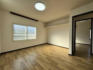 オープンクローゼットですのでより広く感じます。