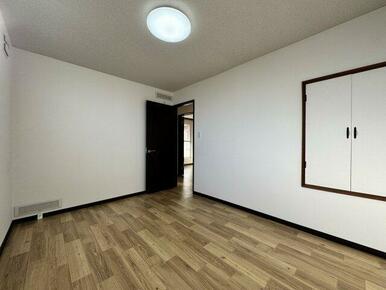 床、壁、クロス、照明交換済み。