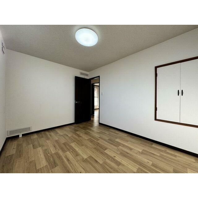 床、壁、クロス、照明交換済み。