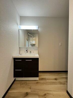 洗面台は三面鏡を新品交換済み。