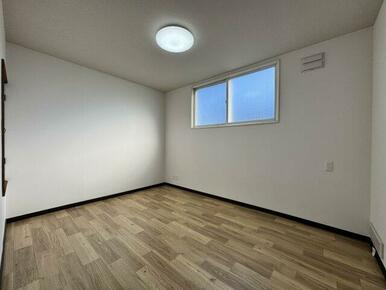 ２階洋室も内装済みです。