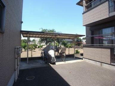屋根付きの駐輪場が有ります。