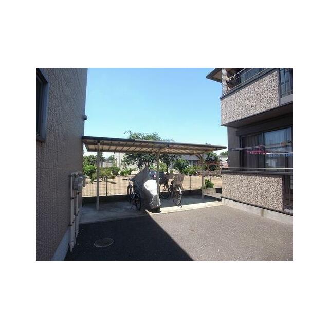 屋根付きの駐輪場が有ります。