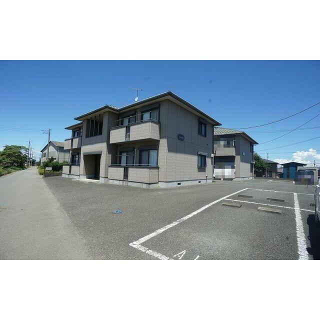 駐車場２台無料、全世帯が角部屋です。※写真手前がＡ棟です。