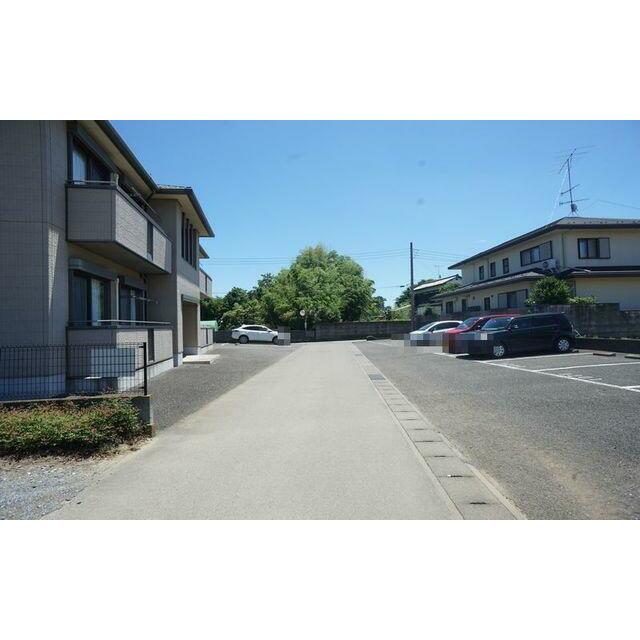 敷地内、道路の向かい側に入居者様専用の駐車場が有ります。（２台／世帯無料です）