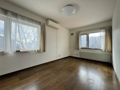 ２階洋室：二面採光です。