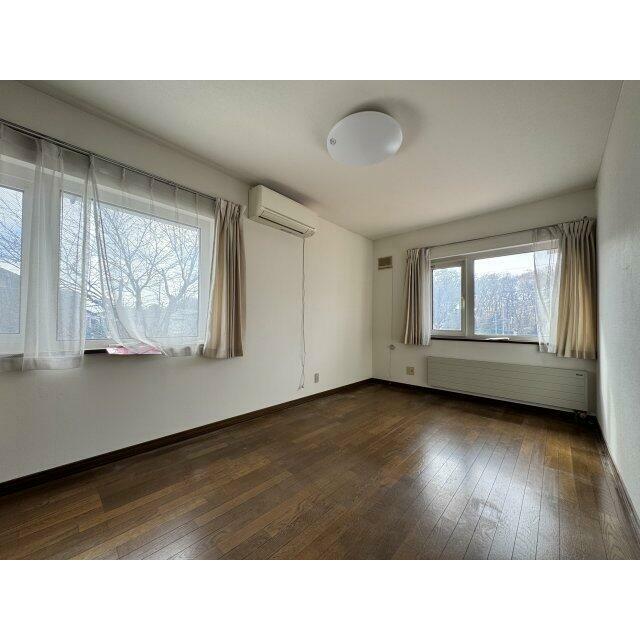 ２階洋室：二面採光です。