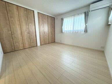 落ち着いた色調の洋室です