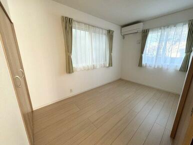 落ち着いた色調の洋室です