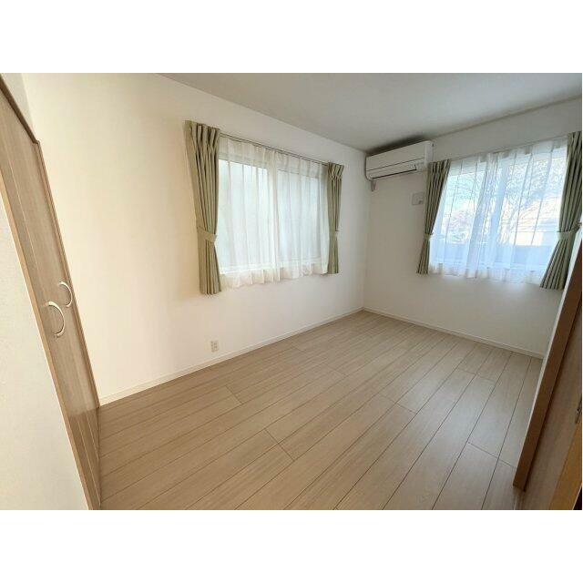 落ち着いた色調の洋室です