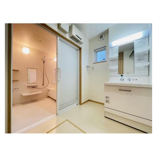 玄関からすぐの洗面所で、清潔感◎収納スペースもあって助かりますね＾＾