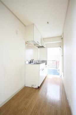 キッチン。洗濯機置き場と冷蔵庫スペース。