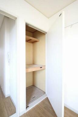 洋室には収納がございます