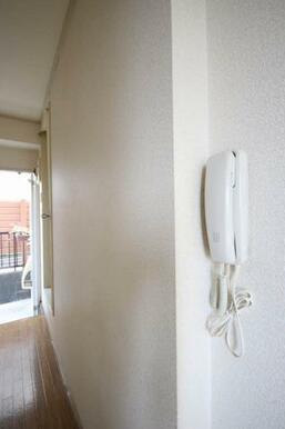 受話器タイプのインターフォンがございます
