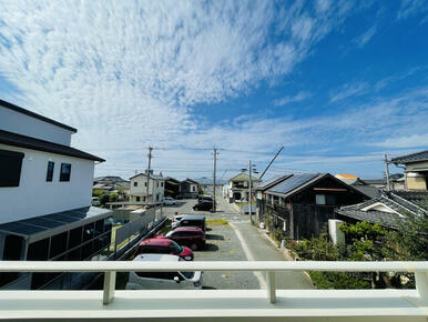 海まで高い建物はなく、開けた眺望です。