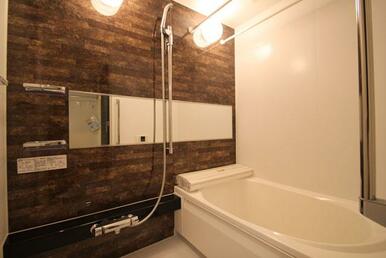 【浴室】高級感のある壁が特徴的な浴室です。追い焚き機能付きで、浴室乾燥機も設置されています♪