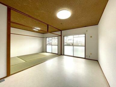 和室との間仕切りの襖を外せば、より明るく陽当たりの良いスペースとなります。