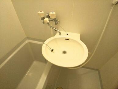 鏡を備え　準備のしやすい洗面台