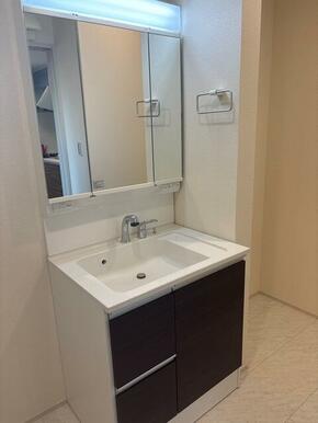 女性のお化粧や男性の身だしなみに洗面台は不可欠（2号棟）