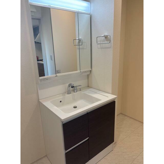 女性のお化粧や男性の身だしなみに洗面台は不可欠（2号棟）