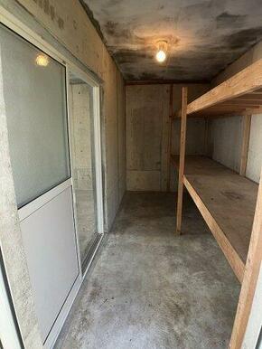 右側車庫奥の収納スペース♪