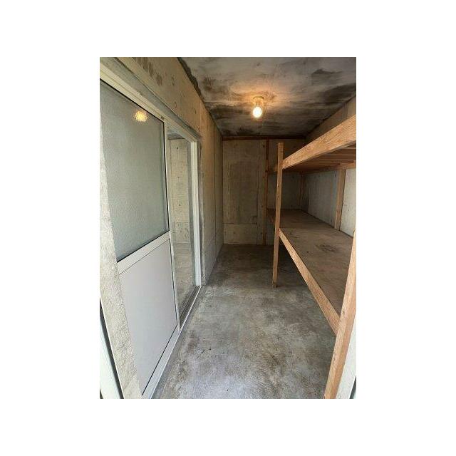 右側車庫奥の収納スペース♪