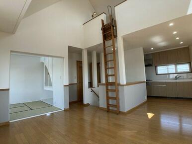 １階ＬＤＫ１７帖は吹き抜けあり開放的♪