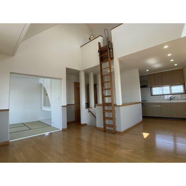 １階ＬＤＫ１７帖は吹き抜けあり開放的♪