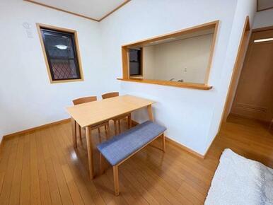 ダイニングテーブル付きです