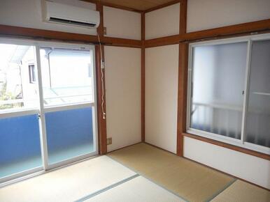 ２階和室６，０帖・２面窓があって明るいお部屋です