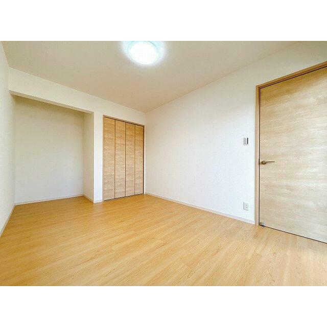 「２階西側洋室」約６．５帖のお部屋です。