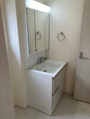 シャキッと一日を始める朝も素顔に戻る夜もこの洗面台から（3号棟）