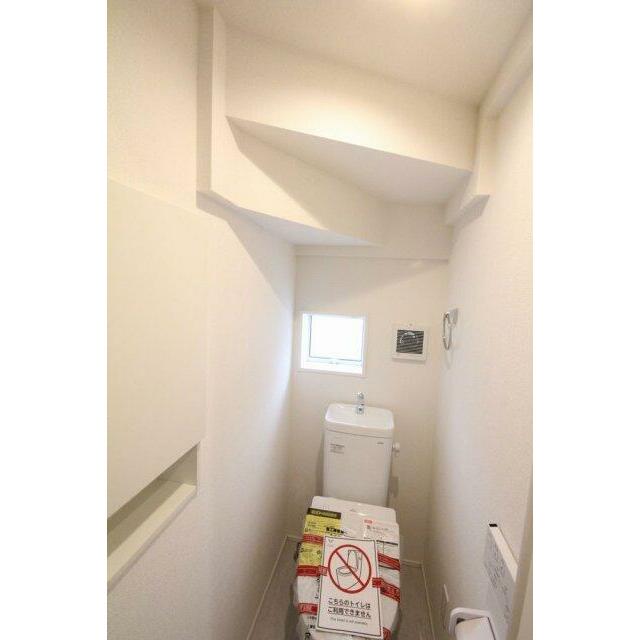 1階と2階にトイレがあり、ウォシュレット完備