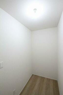 キッチンのすぐ横にはパントリーがあります