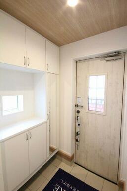 玄関収納あります