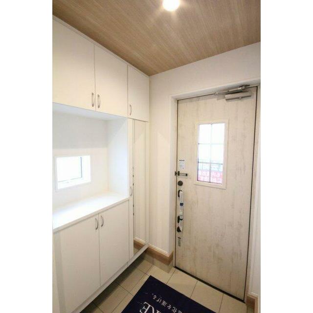 玄関収納あります